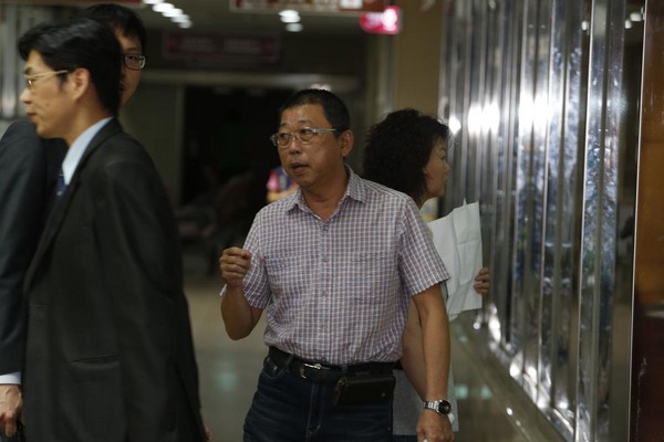 上海老天祿第2代大弟蔡清國與妻子周映明，6日以被告身分出庭應訊。