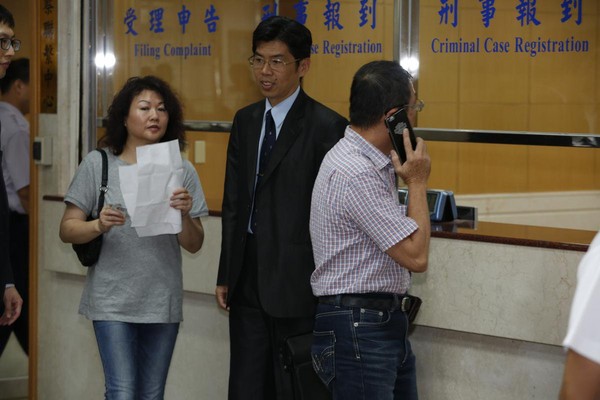 上海老天祿第2代大弟蔡清國（右）與妻子周映明（左），6日以被告身分出庭應訊。