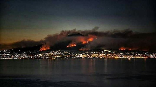 ▲義大利維蘇威火山國家公園森林大火，冒出濃濃白煙。（圖／翻攝自推特/meteorologo777 ）