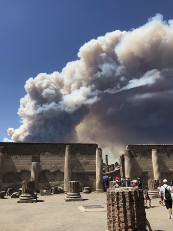 ▲義大利維蘇威火山國家公園森林大火，冒出濃濃白煙。（圖／翻攝自推特/meteorologo777 ）