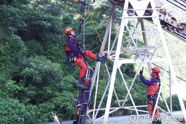 ▲新北消防在烏來區雲仙樂園模擬高空救援，堪稱「高空救援困難指數最高級別」。（圖／記者林煒傑翻攝）