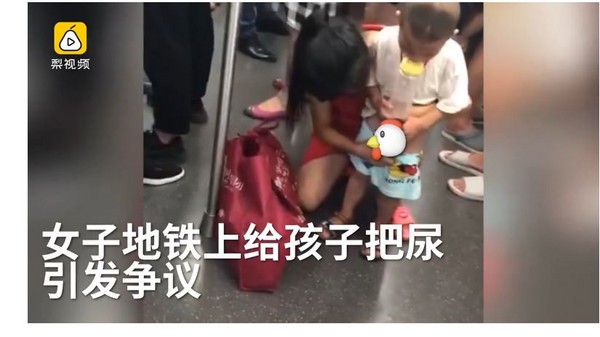 ▲▼年輕媽媽讓孩子在地鐵上當眾尿出來，嚇壞身旁的乘客。（圖／截自梨視頻）