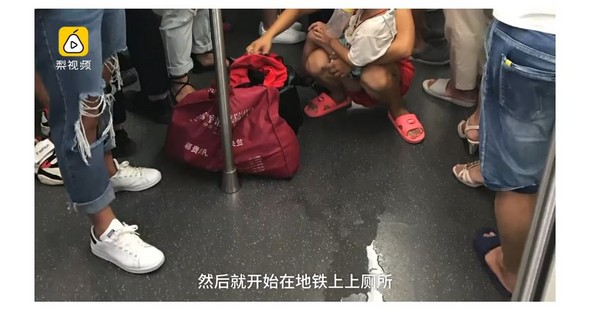 ▲▼年輕媽媽讓孩子在地鐵上當眾尿出來，嚇壞身旁的乘客。（圖／截自梨視頻）
