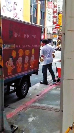 1名男子從上海老天祿店內搬了好幾箱東西到「祿大」的貨車上，被質疑竊取食材。（讀者提供）