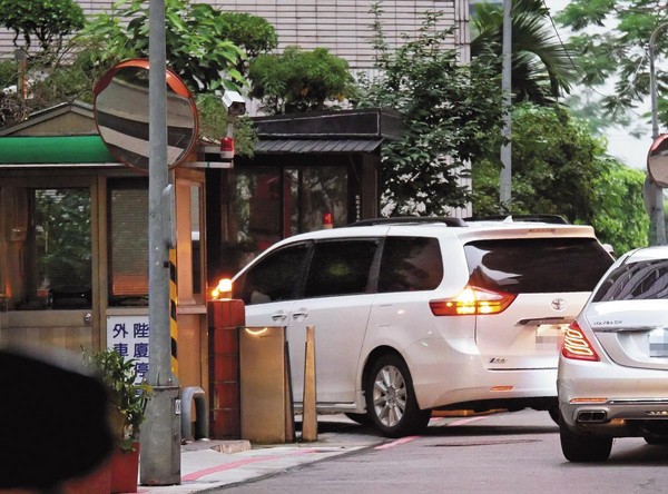 上月底，林志玲的車被本刊目擊前往薛博仁位於東區的醫美診所大樓。