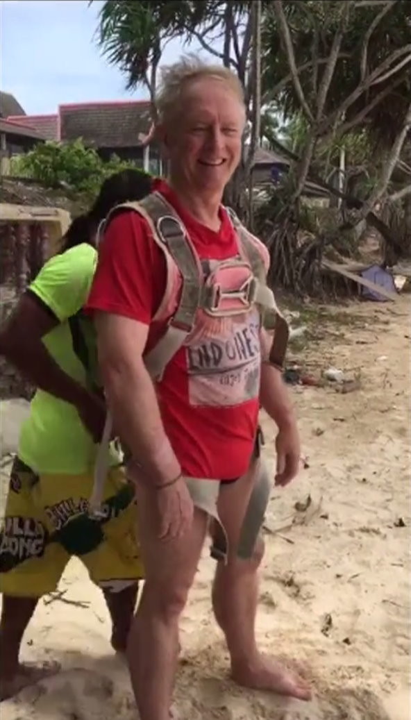 澳洲70歲遊客羅傑（Roger John Hussey）到泰國普吉島玩拖曳傘，結果墜落身亡。（圖／翻攝《曼谷郵報》Bangkok Post）