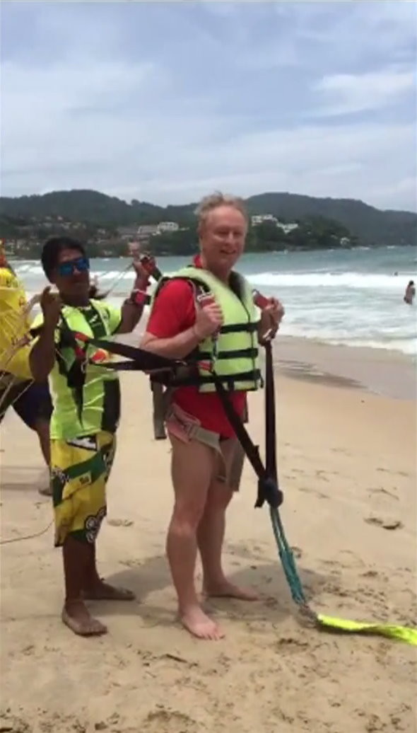 澳洲70歲遊客羅傑（Roger John Hussey）到泰國普吉島玩拖曳傘，結果墜落身亡。（圖／翻攝《曼谷郵報》Bangkok Post）