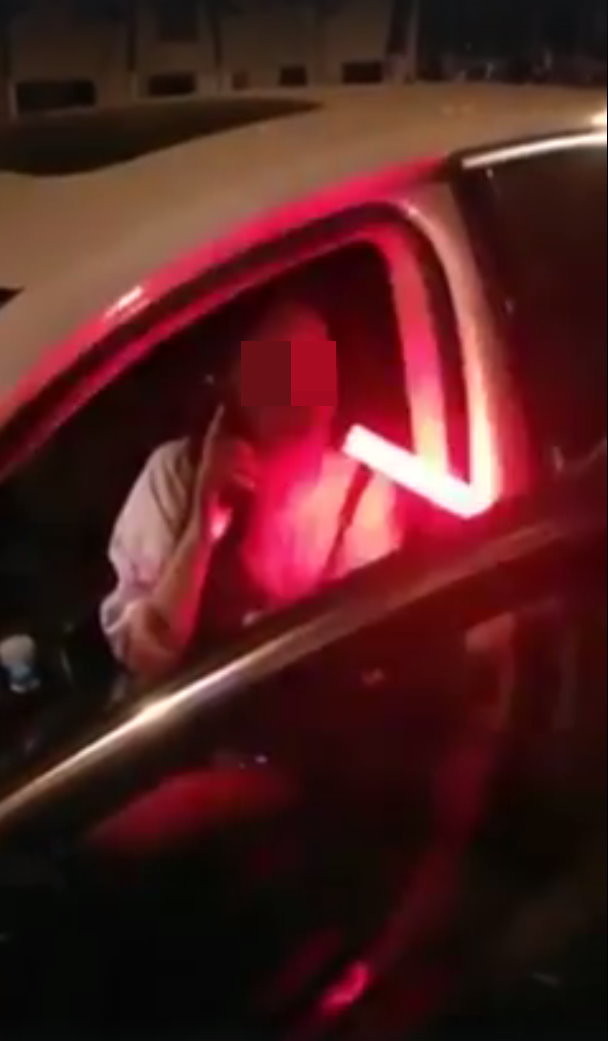 一名女駕駛要含「酒精檢知器」，讓警察直呼「吹氣就好」。（圖／翻攝「爆料公社」）