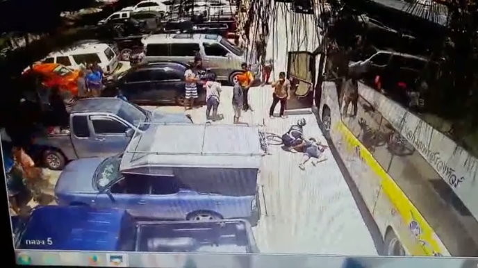 泰國一名單車騎士和女路人相撞，倒地被遊覽車輾頭。（圖／翻攝「เพจคลิปดังเฟซบุ๊ก」臉書粉專）