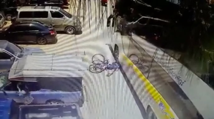泰國一名單車騎士和女路人相撞，倒地被遊覽車輾頭。（圖／翻攝「เพจคลิปดังเฟซบุ๊ก」臉書粉專）