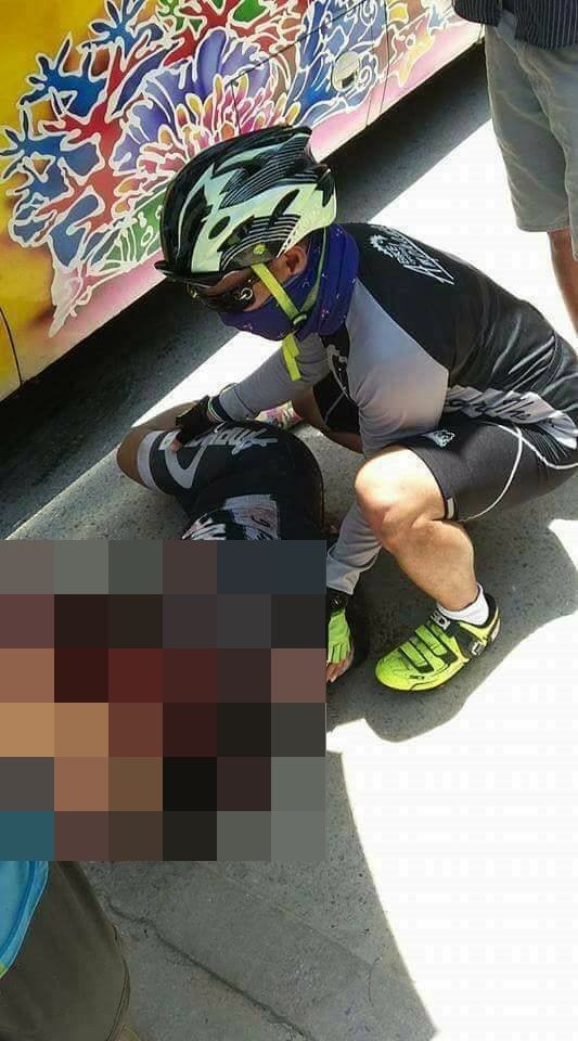 泰國一名單車騎士和女路人相撞，倒地被遊覽車輾頭。（圖／翻攝「กู้ภัย แร๊ปเปอร์ 」臉書）