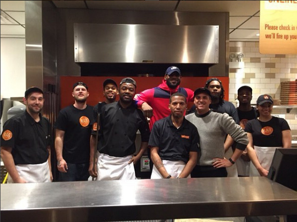 ▲詹姆斯(Lebron James)擔任Blaze Pizza一日店員。(圖/翻攝自「Blaze Pizza」Instagram)