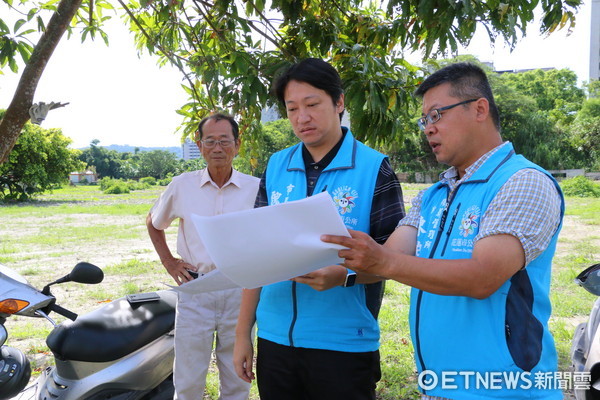 花蓮市長魏嘉賢與前縣長陳清水共同會勘佐倉公墓。（圖／花蓮市公所提供）