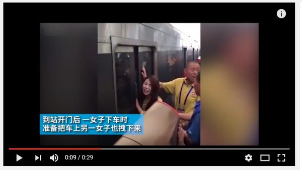 整個地鐵都是戰鬥場　北京女手被車門夾住也要繼續打！（圖／翻攝自YouTube）