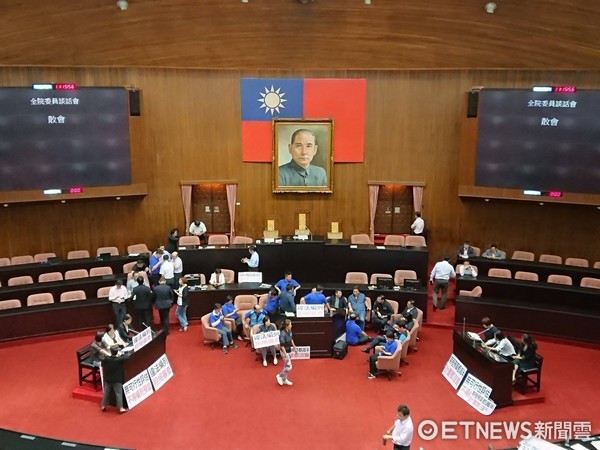 ▲國民黨團佔領主席台，欲阻止下午開會。（圖／記者翁嫆琄攝）