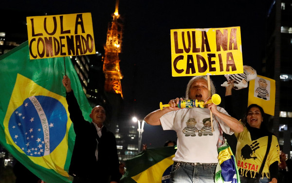 ▲巴西人民上街慶祝，前巴西總統魯拉被判犯有貪污罪，判處有期徒刑近10年。（圖／路透社）