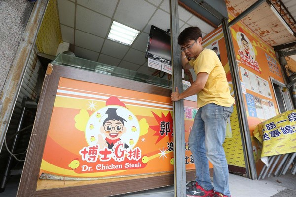 雖然店裡僱有員工，但宋耿郎對雞排店的大小事仍習慣親力親為。