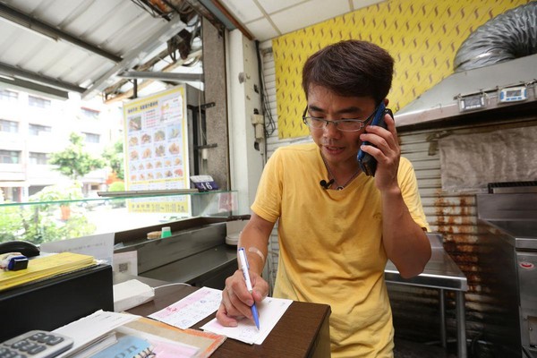 客人打電話來訂雞排，宋耿郎仔細地詢問口味後，再一一記錄。
