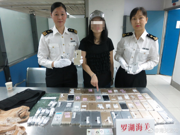 ▲▼一名香港女子上身綁102隻「Iphone」、15隻瑞士天梭錶「TISSOT」偷渡深圳。（圖／翻攝自海關發布微博）