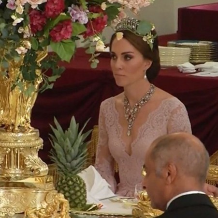 ▲▼ 凱特王妃身穿淺粉色透視禮服，展現優雅的皇室風範。（圖／翻攝自Instagram／royalreplikate）