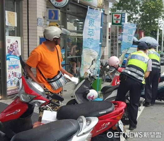 台東鹿野分駐所員警貼心協助移動機車，並先以勸導代替告發，期望民眾多加配合。(徒台東縣警察局提供)