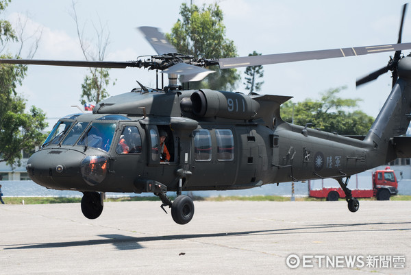▲▼海軍左營營區開放全兵力預演,UH-60M黑鷹直升機離場。（圖／記者季相儒攝）