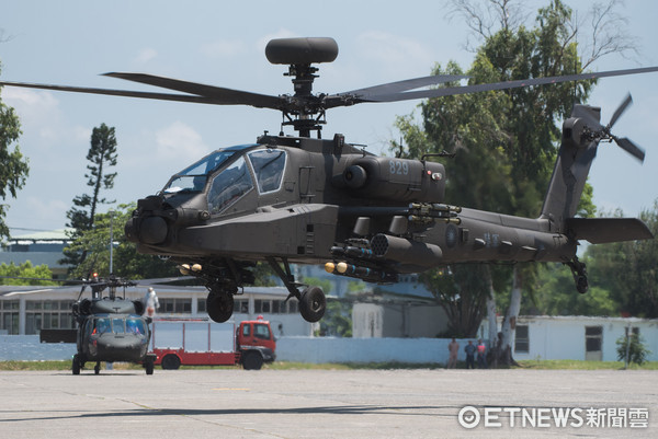 ▲▼海軍左營營區開放全兵力預演,AH-64E阿帕契攻擊直升機離場。（圖／記者季相儒攝）