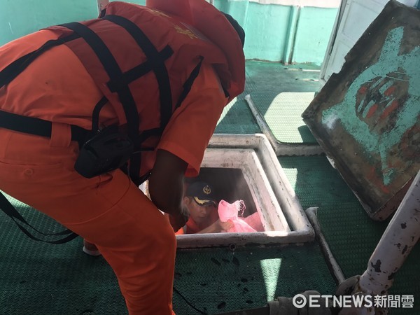 東港籍興○貳號漁船違反漁業署「鯊魚鰭不離身」相關規定，違規事證函送主管機關裁處。(圖／第一三岸巡總隊提供)