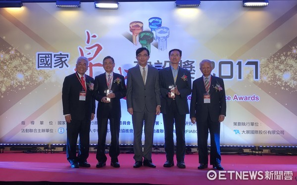 ▲台南市副市長吳宗榮（左二），在台北會議中心接受頒獎表揚，再添光彩。（圖／市府提供）