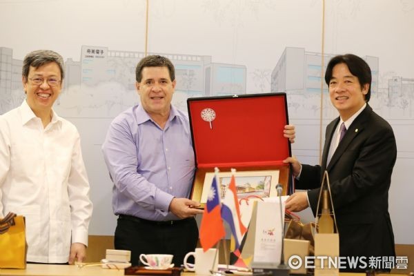▲巴拉圭總統與台南市長賴清德交換紀念品。（圖／市府提供）