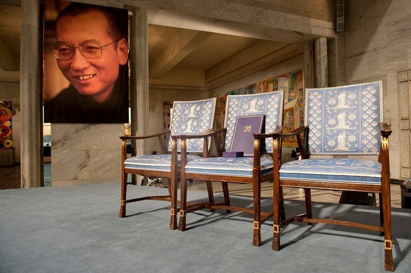 ▲為了紀念缺席諾貝爾和平獎得主的劉曉波，頒獎典禮期間放了一張空椅子。（圖／翻攝自諾貝爾獎基金會臉書）