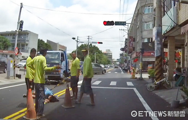 ▲▼國中生闖紅燈遭撞躺地！鹿港10人衝去保護…看見最美人情味。（圖／網友‎陳政溢授權提供）