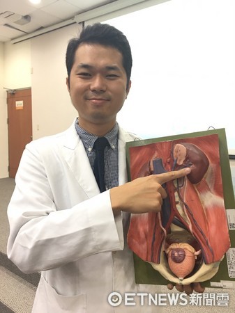 ▲王樹吉醫師指出腎臟位置。（圖／台中榮總醫院提供）