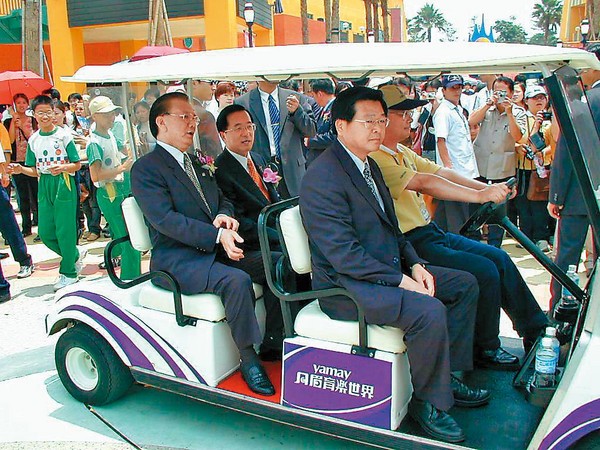 月眉育樂世界啟用時，楊天生還曾和前總統陳水扁一起搭乘遊園車，展現政商實力良好。（聯合知識庫）