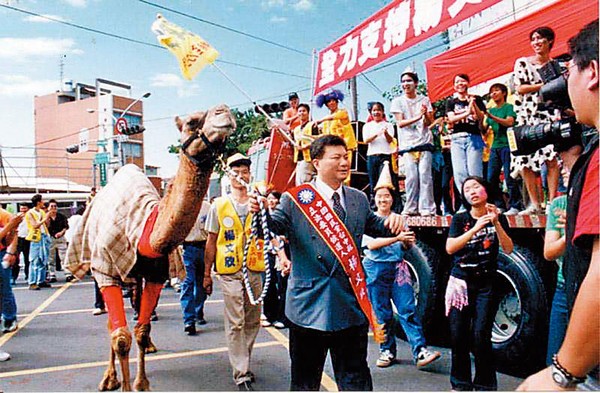 楊文欣曾任最年輕的省議會副議長，還連任2屆立委，圖為他在豐原服務處拜票，受到選民熱烈歡迎。（聯合知識庫）