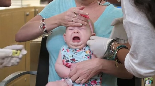 ▲▼ 幫嬰兒穿耳洞是否為「虐待兒童」？　。（圖／翻攝自Youtube／Crystal Vlogs & More）