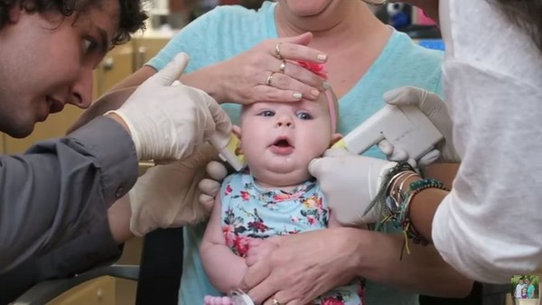▲▼ 幫嬰兒穿耳洞是否為「虐待兒童」？　。（圖／翻攝自Youtube／Crystal Vlogs & More）