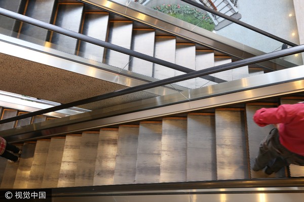 ▲▼比起電扶梯，輪椅應搭乘電梯較安全]。（圖／替代照，非本文當事人。）