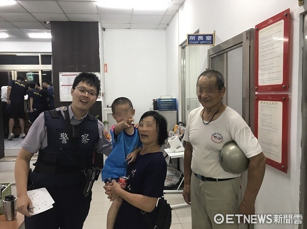 ▲幼童則比出YA手勢開心地和阿公阿嬤及員警合照。。(圖/中壢警分局提供)
