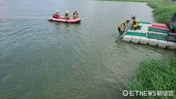 ▲男子因不明原因在微風運河第三停車場附近跳水輕生，警消全力搜索中。（圖／記者林煒傑翻攝）