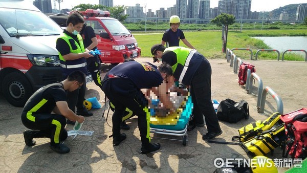 ▲男子因不明原因在微風運河第三停車場附近跳水輕生，遭發現時已成冰冷屍體。（圖／記者林煒傑翻攝） 