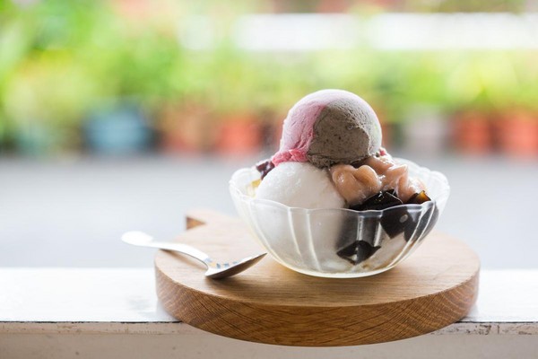 以較濃口的義式冰淇淋搭配鬆綿香蕉冰的「常美招牌冰」，繽紛清涼、甜度平衡。（55元／碗）