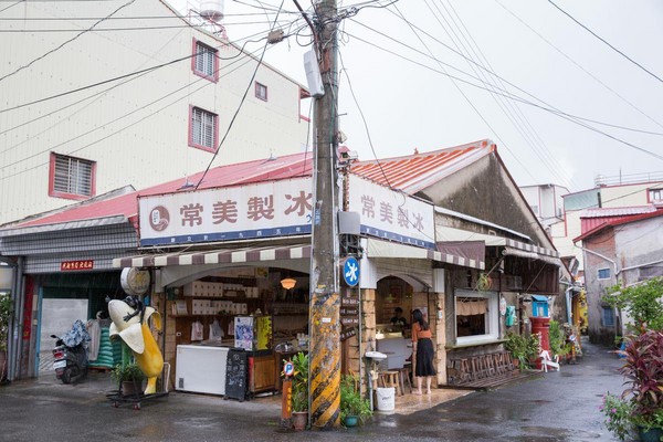 已有72年歷史的「常美冰店」，是旗山小鎮上的清涼復古風景。