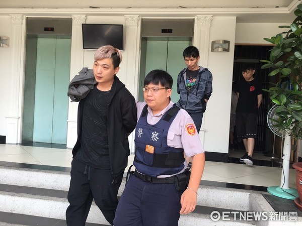 ▲許姓一家人開毒趴還嗆警「有種開票來抓!」警今如願將屋內8人送辦。(圖/記者林煒傑翻攝)