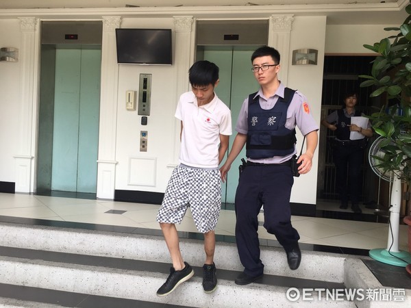 ▲許姓一家人開毒趴還嗆警「有種開票來抓!」警今如願將屋內8人送辦。(圖/記者林煒傑翻攝)