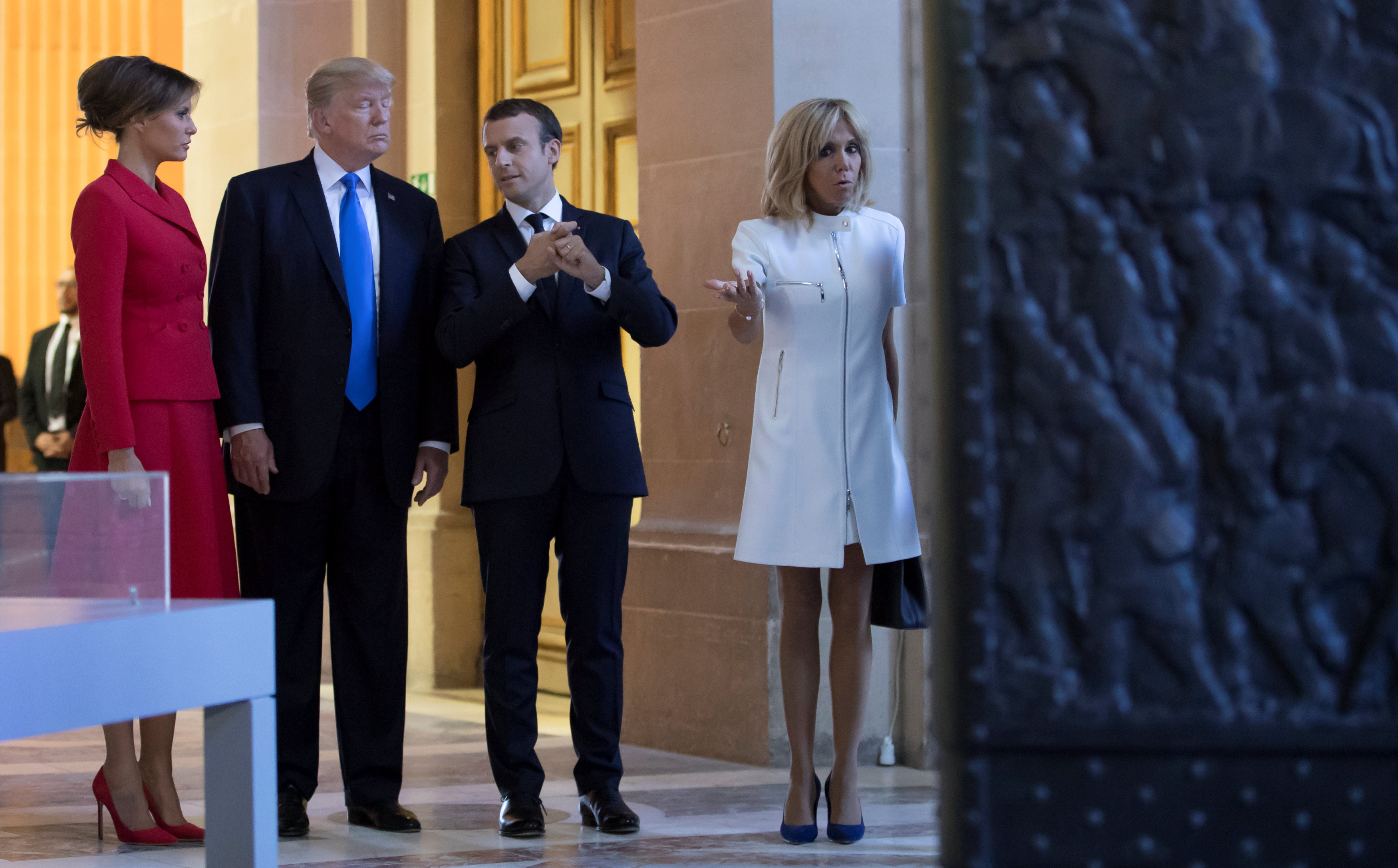 ▲美國總統川普（Donald Trump）與其夫人梅蘭妮亞（Melania Trump）、法國總統馬克宏（Emmanuel Macron）與夫人布莉姬特（Brigitte Macron）至巴黎軍事博物館「傷兵院」（Hôtel des Invalides）。（圖／路透社）
