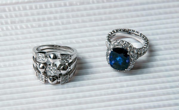 BVLGARI戒指（左）。約NT$300,000。Cindy Chao 藍寶石戒指（右）。 約NT$3,000,000。