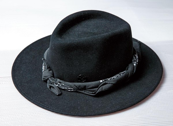 Maison Michel黑色帽子。約NT$25,000。