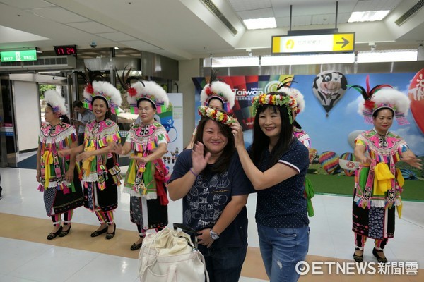 台東暑假推動香港─台東包機專案，首航班機近有百名旅客搭乘，班機幾乎客滿。(圖台東縣政府提供)