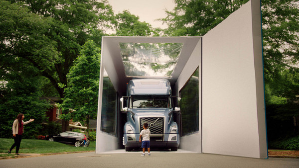 破金氏世界紀錄的試駕開箱！美國三歲男童試乘Volvo拖車（圖／翻攝自Volvo）